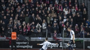 Mikael Anderson har scoret til 2-0 og jubler ud mod FCM's publikum. Foto: Bo Amstrup/Ritzau Scanpix.