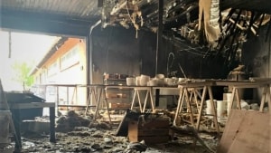 Studio Aarhus i Viby brændte 11. august og har efterladt keramiker Solveig Stilling med et kæmpe oprydningsarbejde. Det er endnu uvist, om bygningen kan bruges til værksted igen. Foto: Studio Aarhus