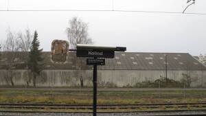 Der er sat en stribe Kolind-skilte op på Ryomgård Station. Foto: Finn Jensen