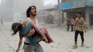 Retten i Odense skal over 18 retsdage i efteråret vurdere Bagmandspolitiets beviser for, at Bunker Holding, Dan-Bunkering og topchefen Keld R. Demant medvirkede til salg af jetbrændstof til russiske bombefly i Syrien. De russiske bombefly har ydet støtte til Syriens præsident Bashar Al-Assad, som blandt andet hævdes at stå bag dette angreb på civilbefolkningen i Aleppo. Arkivfoto: Baraa Al-Halabi/AFP/Ritzau Scanpix 