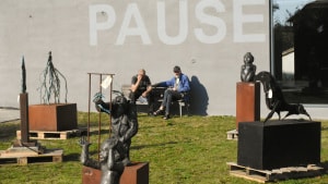 To gang Knud holder pause efter at have fået skulpturerne i vinterhi. Vognmand Knud Otto Nielsen fra Ølgod og Knud Buhl holder rådslagning på bænken med udsigt til nogle af de nye skulpturer. Foto: Børge Larsen
