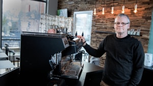 Ole Grangaard Olesen, der åbnede Café Sejd for i marts 2015, glæder sig over, at cafeen fremover kan købe lokalt bagt brød i den nye delikatessebutik. Arkivfoto: Torben Glyum