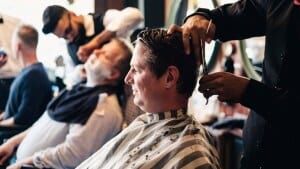 Sidste år blev godt 100 mænd klippet og barberet. I år står fire ansatte klar til at tage i mod. Foto: PR Foto