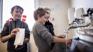 Skoler landet over har måttet investere i ekstra håndvaske og ekstra rengøring - og nu vil et flertal i Vejle Byråd kompensere for de ekstra udgifter. Arkivfoto: Johan Gadegaard