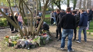 Cirka 300 mennesker var samlet i Lunden onsdag aften til minde om den 22-årige mand, der døde efter vold lørdag aften. Torsdag blev to unge mænd fremstillet i grundlovsforhør i Retten i Horsens. Foto: Thomas Schütt