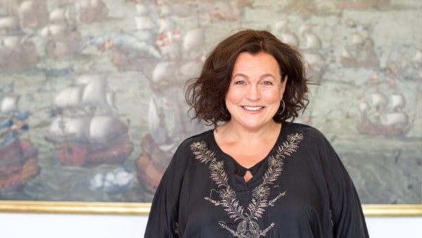 Godsejerfruen forlod verdensscenen i New York - og skabte sin egen - Det har kostet 80 timer om ugen