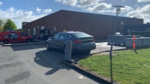 En efterladt BMW uden nummerplader holder uheldigt parkeret ved Rema 1000 i Vinding. Privatfoto