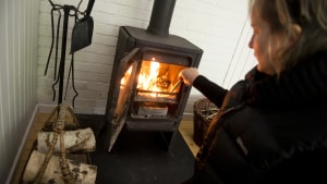 De gamle brændeovne skal så småt skrottes eller skiftes ud med nyere modeller. Foto: Christian Lindgren/Ritzau Scanpix