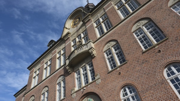 18-årig fremstillet i grundlovsforhør: Sigtet for forsøg på manddrab