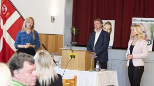 Debatten mellem Marie Krarup, til venstre, og Pernille Vermund blev modereret af Mads Sandemann, chefredaktør for JydskeVestkysten. Foto: John Randeris