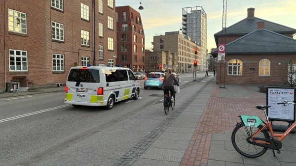 Til stede med hunde: Stort politiopbud midt i Aarhus