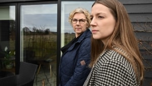 Judith Langergaard (tv) og datteren Louise Schurmann Langergaard anklager plejehjem og læge for omsorgssvigt af deres mor og mormor. Foto: Rebecca Rønnest Storgaard Madsen