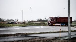 Først i denne uge bliver det sidste lag asfalt rullet ud på vej og cykelsti mellem Engum og Tirsbæk Bakker, mens rundkørslen ved Juelsmindevej forlængst er taget i brug. Foto: Mette Mørk
