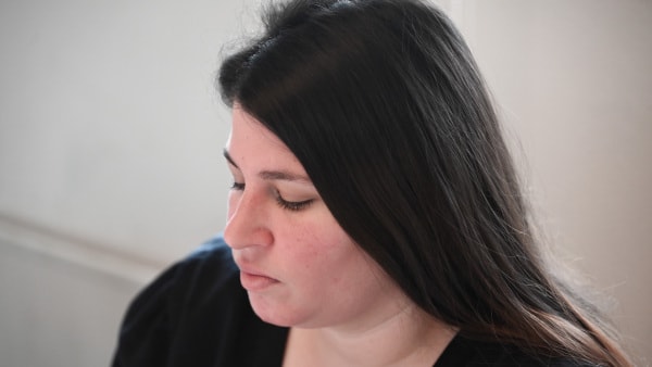 - Man får en knude i maven: Louises søn blev truet med tæsk - nu går politiker til ministeren