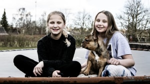 Mathilde (til venstre) og Kamille på henholdsvis 10 og 12 år har været meget alene hjemme i coronatiden, fordi skolen var lukket, mens deres forældre begge skulle arbejde. Derfor har de fået sig hunden Vilma. Foto: Mette Mørk