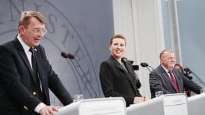 Statsminister Mette Frederiksen (S), forsvarsminister Troels Lund Poulsen (V) og udenrigsminister Lars Løkke Rasmussen (M) præsenterer onsdag regeringens udspil til næste delaftale af forsvarsforliget. Foto: Liselotte Sabroe/Ritzau Scanpix
