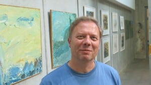 Martin Klitgaard foran en del af udstillingen på Godsbanen. Foto: Hans Petersen