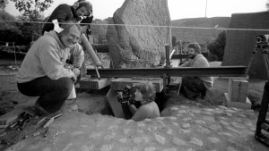 Per Boe (til højre) holdt sig i baggrunden, men han var fast assistent for en af datidens skarpeste arkæologer, Knud J. Krogh (til venstre), der stod for udgravningerne i og ved Jelling Kirke og Jellingstenene. Billedet her er fra 1981, da den store Jellingsten skulle rettes op. Arkivfoto: Jørn Kjær Nielsen
