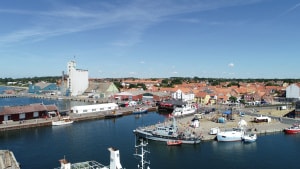 DLG-siloen ses tydeligt på Assens Havn. Og det er i det område, at det nye nationale center for kyst- og lystfiskerturisme skal placeres. Foto: Assens Kommune
