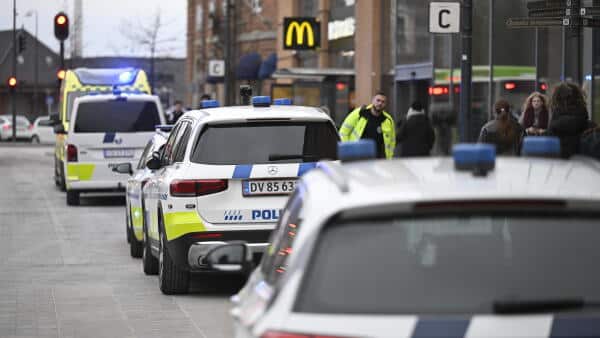 Politi og ambulance massivt til stede på banegård: Otte betjente rykkede ud