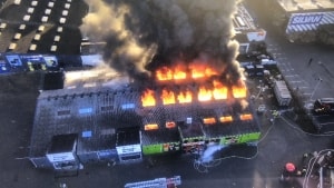 Flammerne stod op af Maxi Zoo i Valby. Foto: Hovedstadens Beredskab