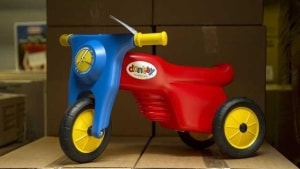 Flot ser den ud, den lille scooter. Men når den på et tidspunkt er kørt i sænke, vil Dantoy gerne genanvende plastmaterialet i nyt legetøj. Pressefoto
