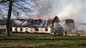 Søndag eftermiddag slog en søn alarm, da der udbrød brand i hans forældres stråtækte hus i Agerskov. Foto: Flemming Andersen