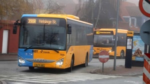 Bus 803, som ses i baggrunden, er blandt de buslinjer, der bliver underlagt de største ændringer i den nye køreplan. Foto: Lars Johannessen