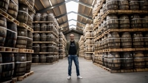 Lasse Vesterby i en af de store haller, som Stauning Whisky har opført for at kunne nå målet om at producere 900.000 liter whisky om året. Foto: Johan Gadegaard