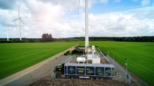 Den første brint produceret direkte ved vindmøllen bliver nu leveret ud til Everfuels tankstationer fra Brande Brints anlæg på Fløvej ved Brande. Foto: Everfuel