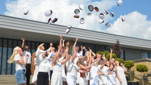 Årgang 2020 fra Mariagerfjord Gymnasium dimitterede fredag ovenpå en skolegang, som både har budt på folkeskolereform og coronasituation. Pressefoto