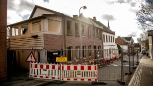 I årevis har der været talt og skrevet om de to faldefærdige bygninger i Skolegade, der er berygtet for deres faldefærdighed. Foto: Morten Pape