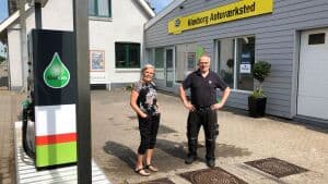 Hanne og Ole Pedersen foran Klovborg Autoværksted, som de har drevet i cirka 40 år. De er klar til at rykke videre, men det har vist sig at være svært at sælge ejendommen. Foto: Peter Hald