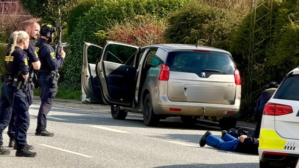 Kampklædte betjente i aktion ved Rema 1000 - og 51-årig sigtet efter dødsulykke: Fik du læst?