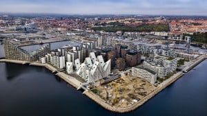 Et par af de store projekter på Aarhus Ø, der var planlagt før finanskrisen, er faktisk først nu ved at blive bygget: Lighthouse-projektets 142 meter høje fyrtårn. Foto: Axel Schütt