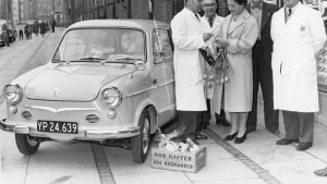 En heldig Vejle-husmor havde købt kaffe hos købmanden, og så vandt hun en bil engang i 1963. Den fine, men meget lille bil, er en NSU Prinz II. Billedet er med i den netop udkomne Vejlekalender. Fotograf: Allan Simonsen. Foto: Vejle Stadsarkiv
