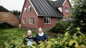 Kirstine og Frederik Worm er presset i deres økonomi, efter at Totalkredit har ændret vurderingen af deres hjem. Foto: Mette Mørk