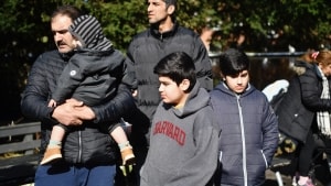 Ghadams mand (til venstre) og parrets tre børn: To tvillinger på 10 år og en søn på halvandet år. I sidste uge forsøgte Hjemrejsestyrelsen og politiet at sende moren og tvillingerne til Iran, men myndighederne måtte opgive på grund af hendes opførsel på vejen til Tehran. Siden fredag den 1. april har hun siddet i udrejseposition på Udlændingecenter Ellebæk, men nu er hendes deportation foreløbig udskudt til den 19. april. Foto. Emil Jørgensen