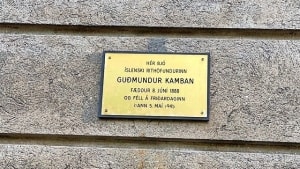 Mindesmærke ved Upsalagade 20 for den islandsk forfatter Gudmundur Kamban (1888-1945), dræbt 5. maj af danske modstandsfolk. Foto: Thomas Frederiksen