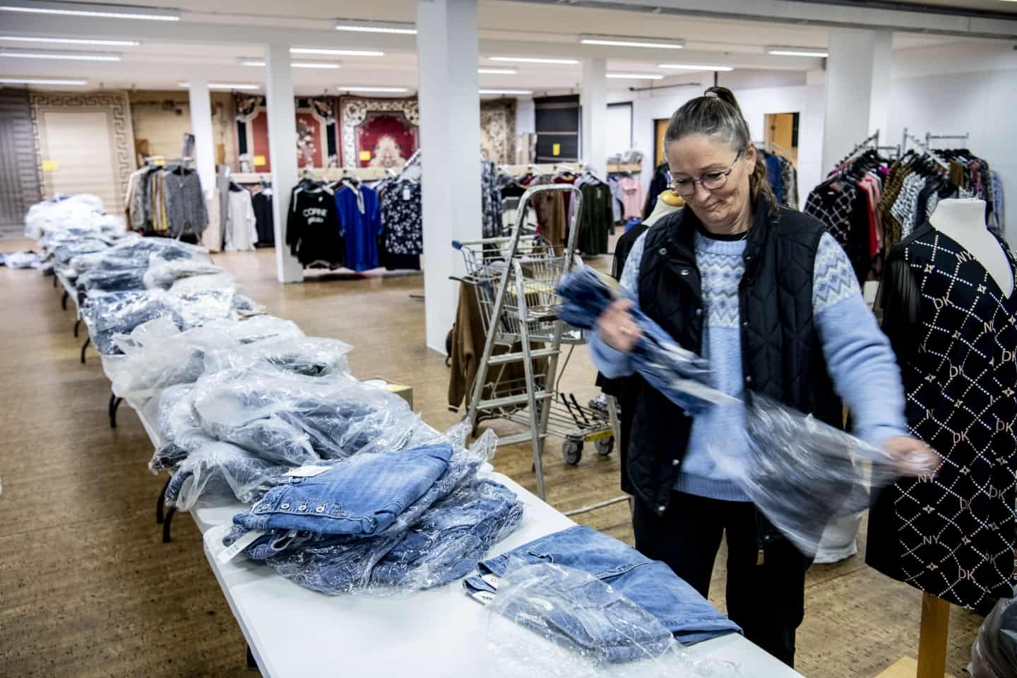 Kræmmer-Marlene åbner kæmpe butik med børnetøj, tæpper og tandblegning: Der er plads til flere med butiksdrømme | dbrs.dk