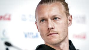 Anføreren på det danske fodboldlandshold, Simon Kjær, skal alligevel ikke spille med et regnbuefarvet anførerbind ved VM i Qatar. Det skyldes, at de syv lande bag kampagnen med armbindet er blevet truet med sportslige sanktioner. (Arkivfoto). Foto: Mads Claus Rasmussen/Ritzau Scanpix