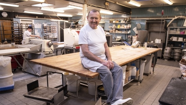 79-årige Charles arbejder hver dag i bageriet: - Min far arbejdede her til han var 96