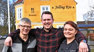 Michael Skovsgaard (i midten) er udpeget af Bjarne og Dorthe Kirstine Madsen til at blive ny køkkenchef på Jelling Kro. Ansættelsesstarten er dog midlertidig udskudt på grund af coronakrisen. Foto: Anders Kynde