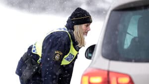 Svensk politi tjekker ved Svinesundsbroen, om indrejsende har en gyldig coronatest. Hvis ikke må de blive i Norge. Foto: Fredrik Hagen/Ritzau Scanpix