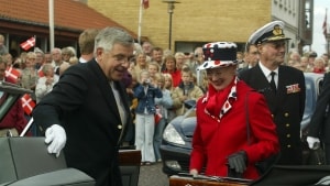 Dronning Margrethe og Prins Henrik fik ved besøget i Assens i september 2003 en køretur i en Bentley, der havde tilhørt Frederik 9., og som Jørgen Strøjer Hansen nu ejer. Arkivfoto: Robert Wengler
