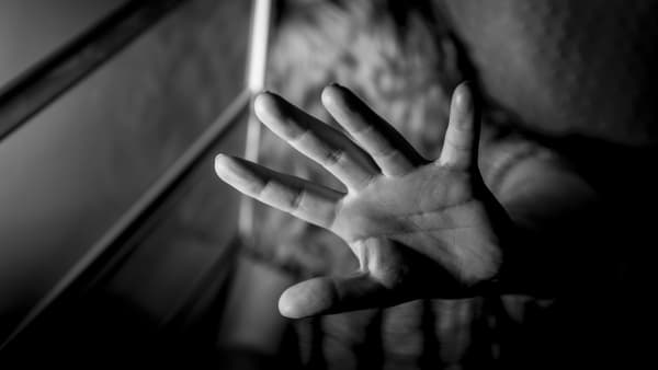 - Du skal dø: Mand anholdt for vold mod hustru - sigtet for at trække hende i ben ned ad trappe