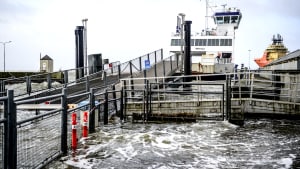 Fanøfærgens færgeleje er oversvømmet mandag formiddag, så der ikke kan komme biler om bord. Foto: Lars Stokbro