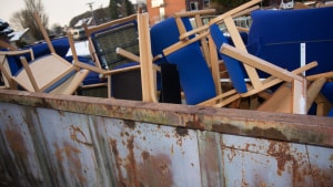 Møblerne fra det nedlagte sygehus sendes direkte til skrot. Foto: Jim Hoff