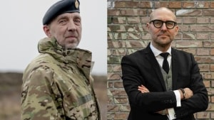 Generalmajor Gunnar Arpe Nielsen (tv.) og journalist Peter Ernstved Rasmussen. Fotos: hhv. Asger Ladefoged/Ritzau Scanpix og Mikkel Palmbo Jeppesen/Radio4