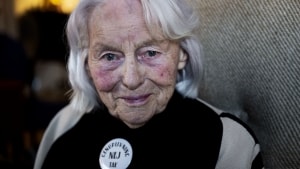 96-årige Mette Nyborg har fået produceret badges med teksten 